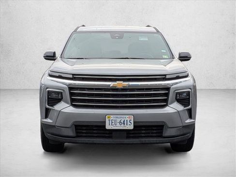 Used 2025 Chevrolet Traverse LT image 8