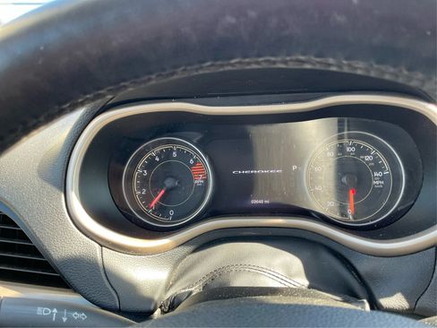 Used 2018 Jeep Cherokee Limited FWD image 15