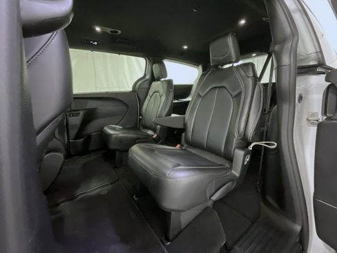 Used 2025 Chrysler Pacifica Select image 19