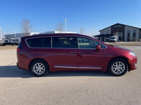 Used 2020 Chrysler Pacifica Touring-L w/ Advanced Safetytec Group image 2