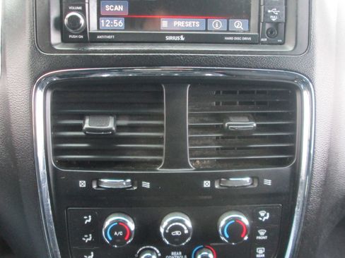 Used 2016 Dodge Grand Caravan SXT w/ UConnect Hands-Free Group image 10