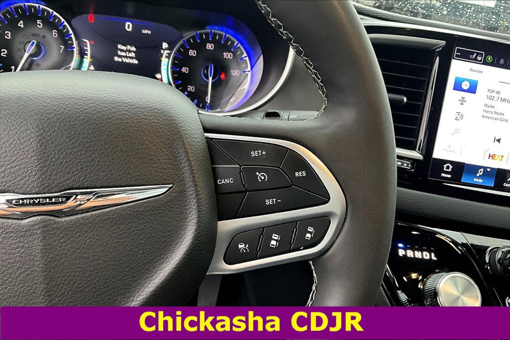 Used 2025 Chrysler Pacifica Select FWD image 11