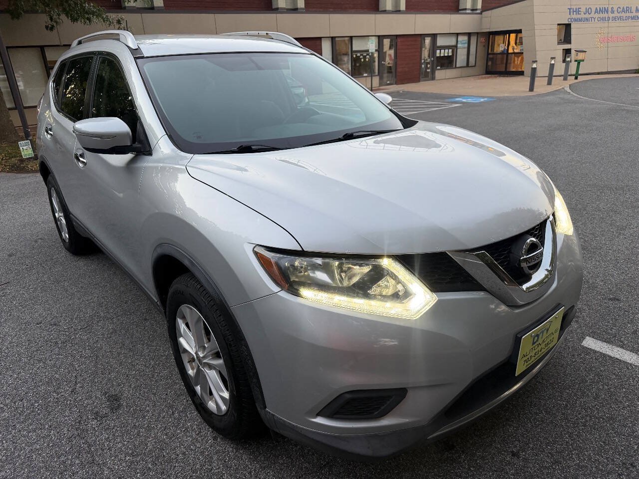 Used 2015 Nissan Rogue SV AWD/4WD image 8