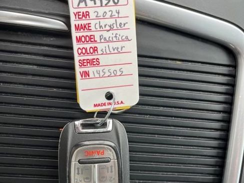 Used 2024 Chrysler Pacifica Touring-L image 49