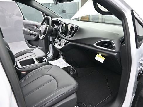 New 2026 Chrysler Voyager LX image 22