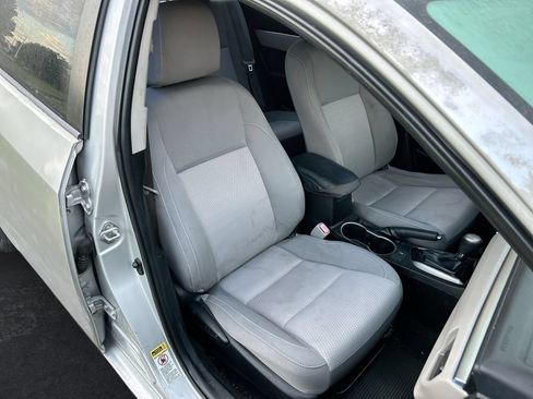 Used 2014 Toyota Corolla LE FWD image 29