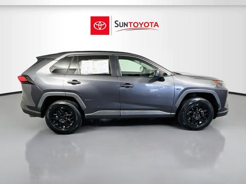 Used 2022 Toyota RAV4 LE FWD image 2