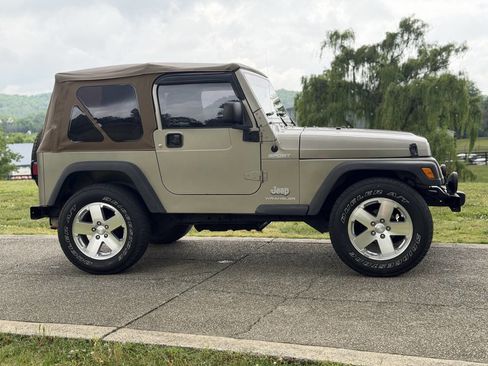 Used 2004 Jeep Wrangler 4WD w/ Dual Top Group image 22