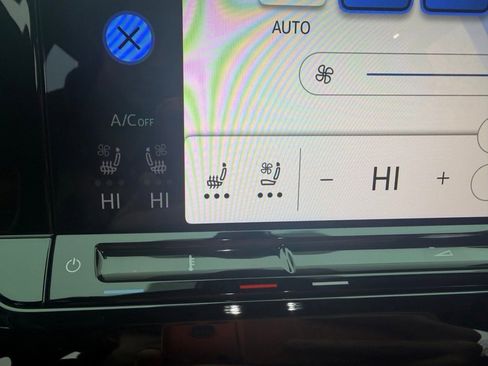 Used 2025 Volkswagen Atlas Peak Edition SE image 29