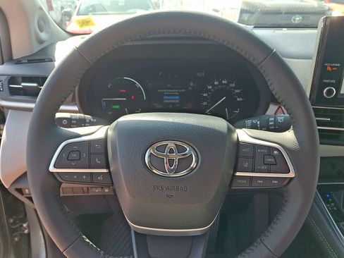 New 2026 Toyota Sienna XLE FWD image 18