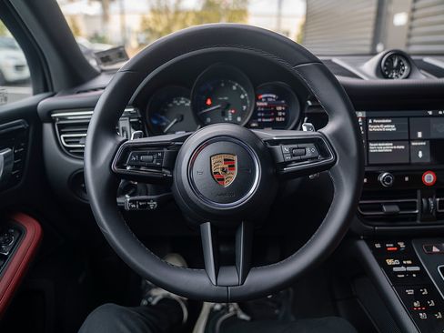 Certified 2025 Porsche Macan image 6