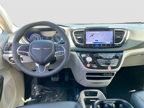Used 2024 Chrysler Pacifica Touring-L image 21