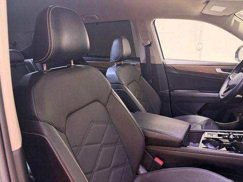 Used 2024 Volkswagen Atlas SE AWD/4WD image 42
