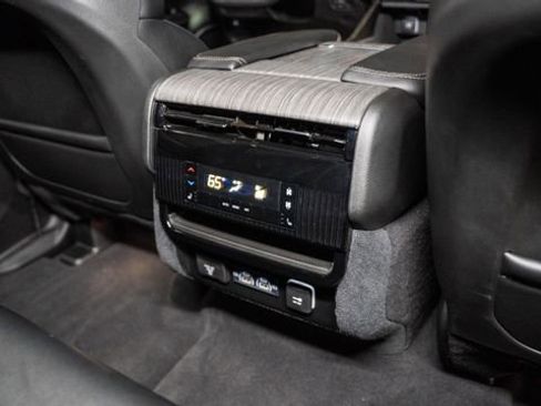 Used 2024 Jeep Wagoneer Series III w/ Premium Group I image 15