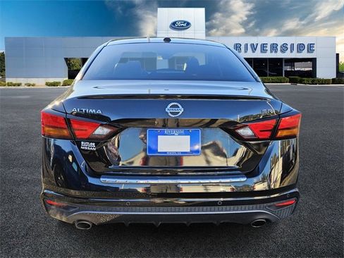 Used 2021 Nissan Altima 2.5 SR w/ SR Premium Package image 6