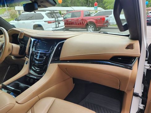 Used 2019 Cadillac Escalade Platinum AWD/4WD image 16