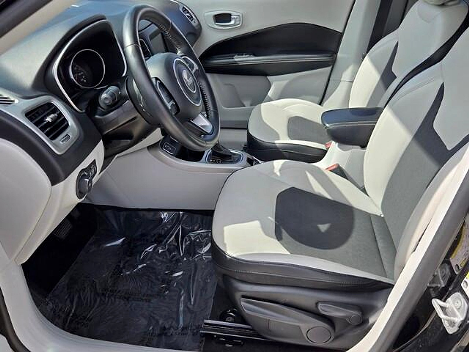 Used 2019 Jeep Compass Latitude FWD image 10