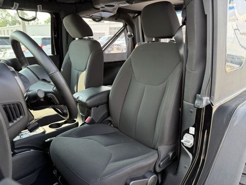 Used 2018 Jeep Wrangler Sport w/ Connectivity Group AWD/4WD image 16