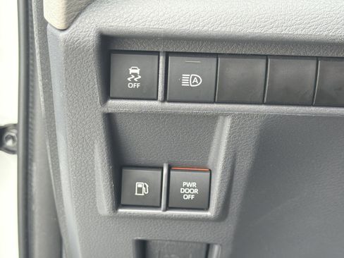 Used 2023 Toyota Sienna XLE FWD image 18