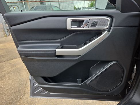 Used 2021 Ford Explorer Limited w/ Equipment Group 301A AWD/4WD image 19