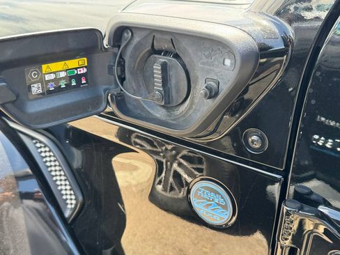 Used 2024 Jeep Wrangler Unlimited AWD/4WD image 18