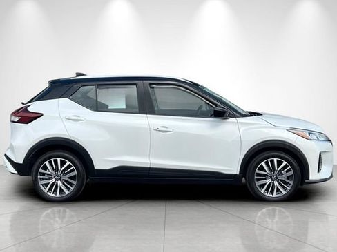 Used 2024 Nissan Kicks SV FWD image 3