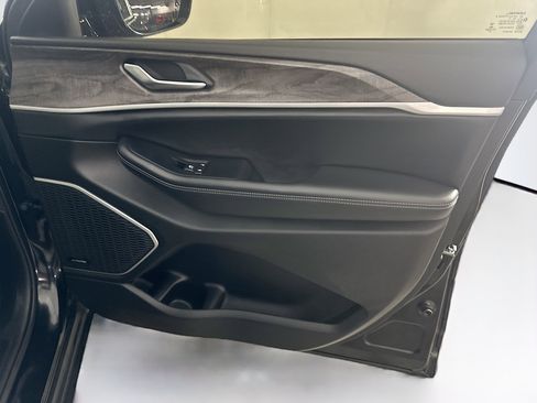 Used 2023 Jeep Grand Cherokee Limited w/ Black Appearance Package image 32