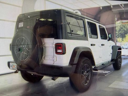 Used 2024 Jeep Wrangler Unlimited Sport AWD/4WD image 5