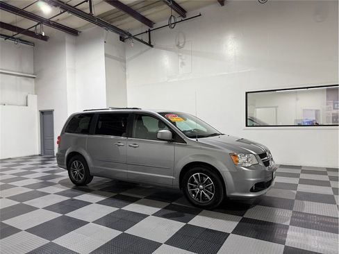 Used 2017 Dodge Grand Caravan SXT image 1