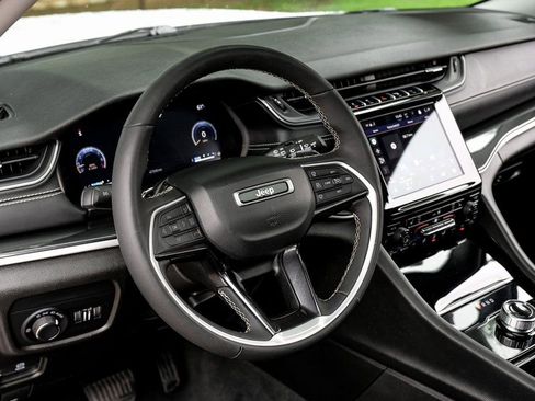 Used 2023 Jeep Grand Cherokee Laredo w/ Luxury Tech Group I image 4