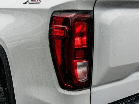 Used 2023 GMC Sierra 1500 SLE image 9