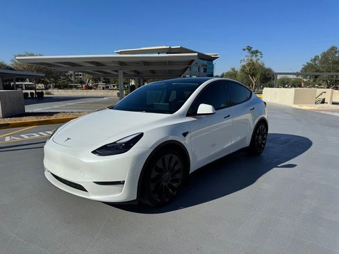 Used 2023 Tesla Model Y Performance image 2