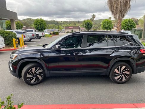 Used 2024 Volkswagen Atlas SE w/ Panoramic Sunroof Package FWD image 5