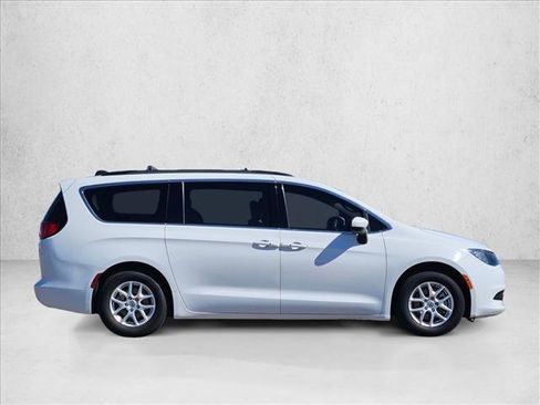 Used 2021 Chrysler Voyager Lxi image 2