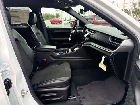 New 2025 Jeep Grand Cherokee Altitude image 15