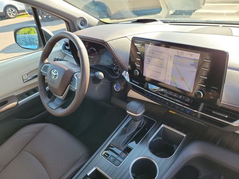 Used 2023 Toyota Sienna Platinum FWD image 8