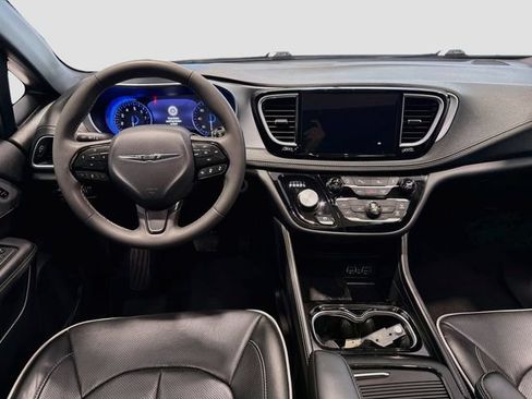 Used 2025 Chrysler Pacifica Limited FWD image 21