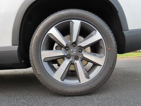 New 2025 Honda Pilot Touring image 9