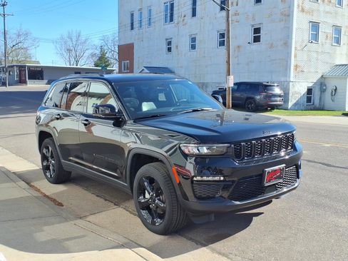 Used 2025 Jeep Grand Cherokee Limited w/ Black Appearance Package AWD/4WD image 4