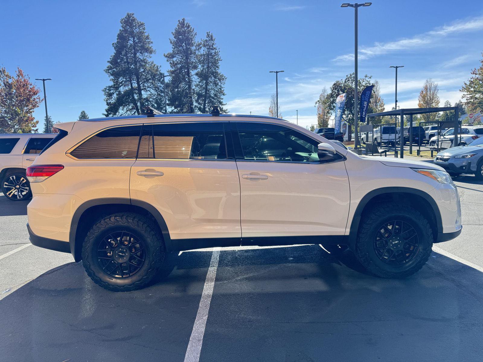 Used 2019 Toyota Highlander XLE AWD/4WD image 6