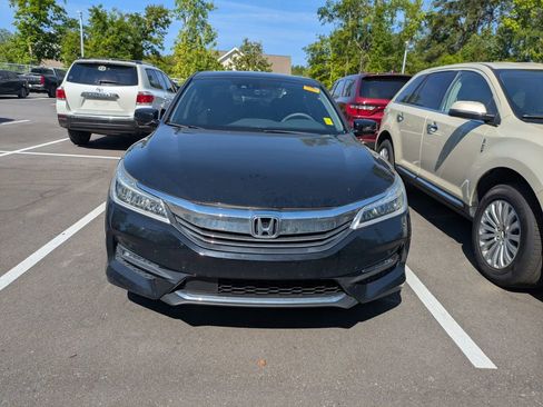 Used 2017 Honda Accord Touring image 2