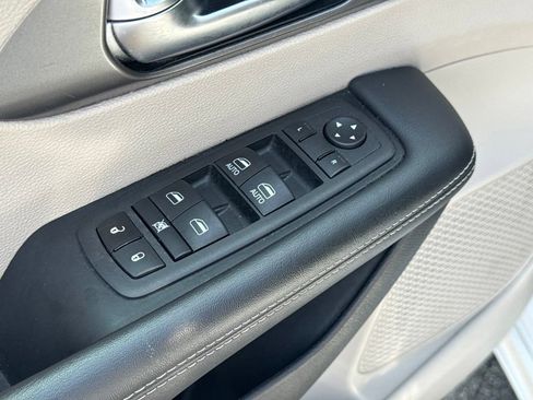 Used 2024 Chrysler Pacifica Limited FWD image 38