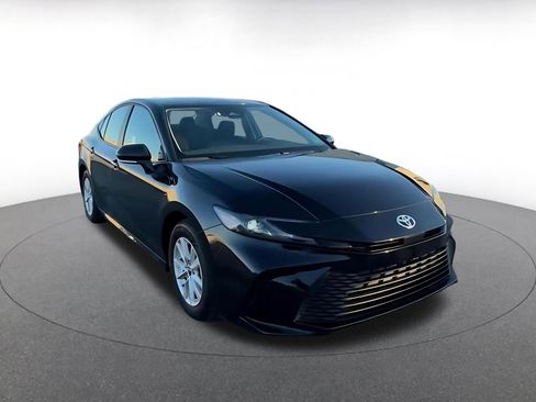 Used 2025 Toyota Camry LE image 3