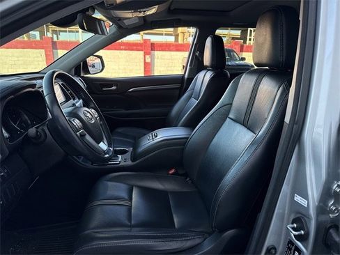 Used 2017 Toyota Highlander SE image 26