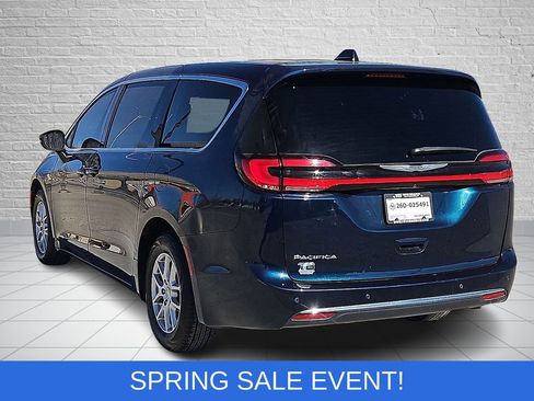 Used 2023 Chrysler Pacifica Touring-L image 3