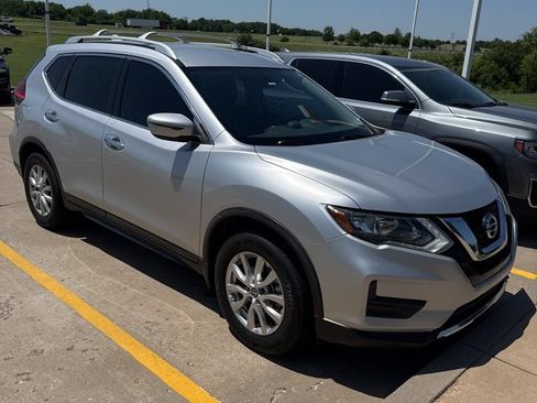 Used 2017 Nissan Rogue SV FWD image 3