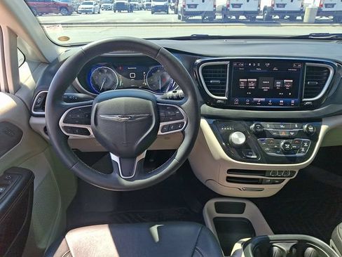 Used 2022 Chrysler Pacifica Touring-L FWD image 11