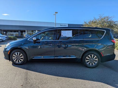 Used 2023 Chrysler Pacifica Limited image 7