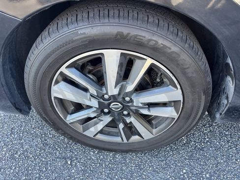 Used 2022 Nissan Versa SV image 19