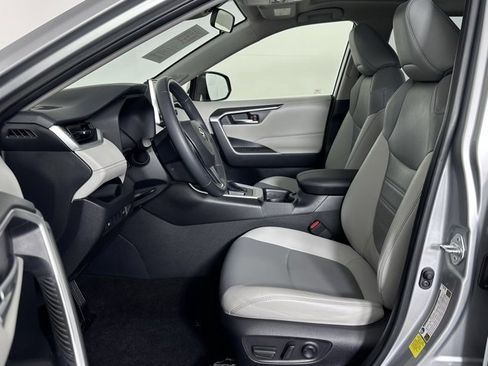 Used 2019 Toyota RAV4 XLE Premium image 16